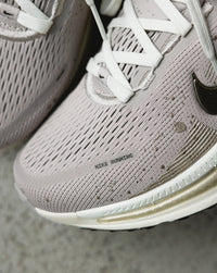Nike Vomero 18 SE Ceam II/Metallic Gold Grain/Coconut Milk